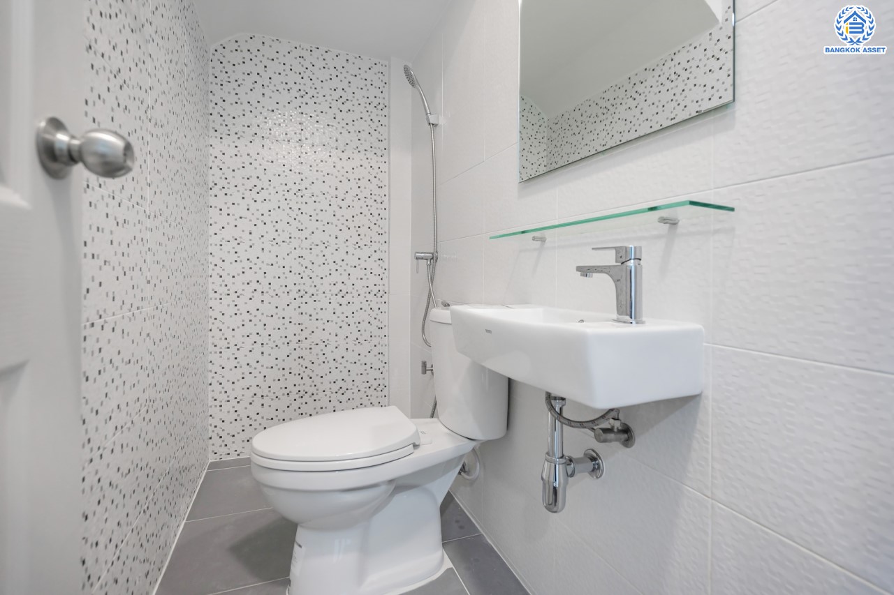 บ้านมือสองตกแต่งใหม่ ดีไซน์สวย ม.บ้านช่อชัยพฤกษ์ จรัญฯ-ปิ่นเกล้า เนื้อที่ 30.5 ตร.ว. ฟังก์ชัน 3 ห้องนอน 3 ห้องน้ำ จอดรถได้ 2 คัน รองรับทุกกิจกรรม บนทำเลเชื่อมต่อหลายเส้นทาง ใกล้จุดขึ้นทางด่วน "ศรีรัช" และรถไฟฟ้าสายสีแดง "สถานีบางบำหรุ"...